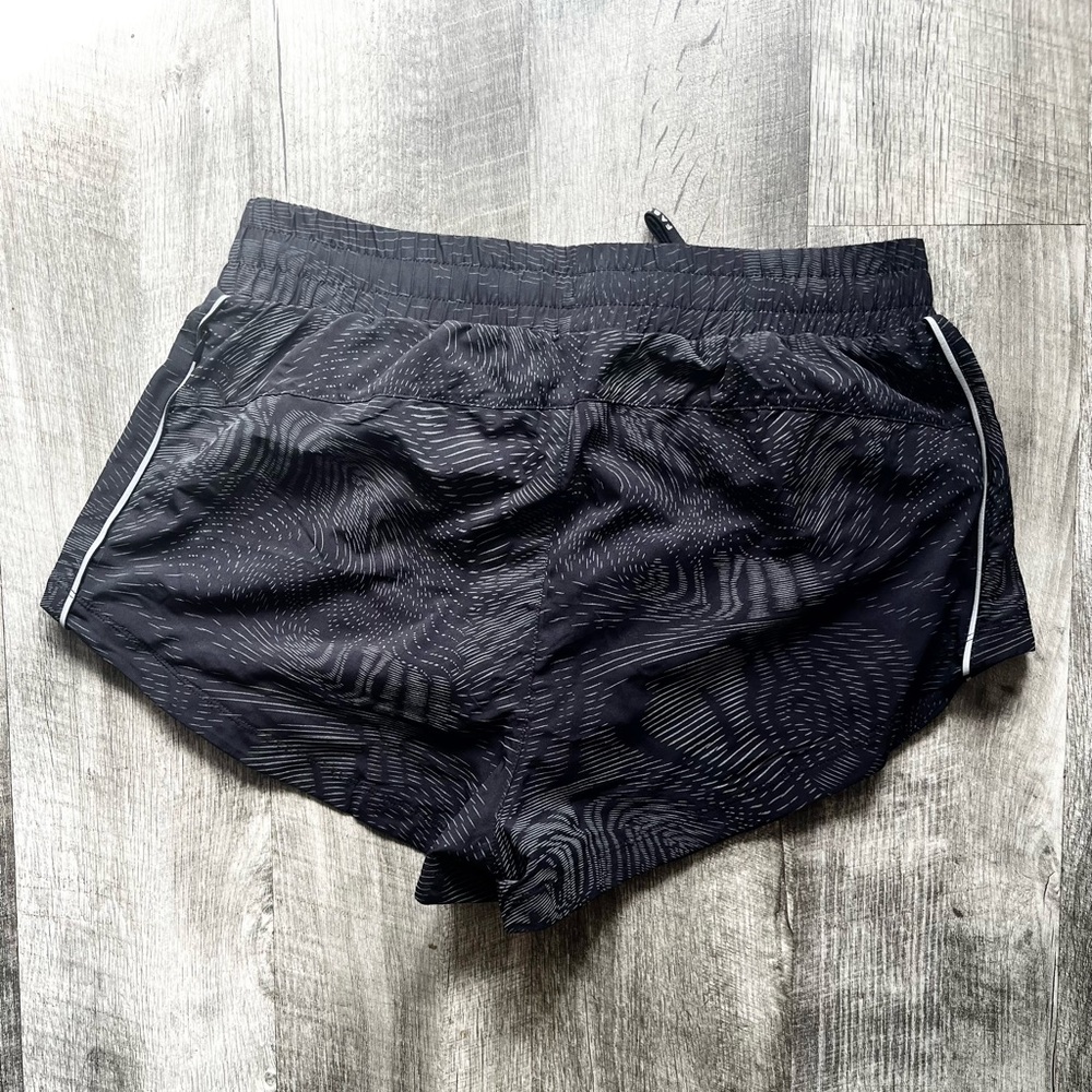 NWT Fabletics Eco Full Speed Run Short Black Reflective – Women’s M - Picture 4 of 7